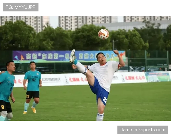 足球巨星赛场大放异彩 精彩进球点燃全场激情