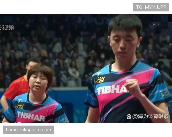 李诗沣训练完直接瘫在场边啃香蕉，这松弛感是真绷不住了